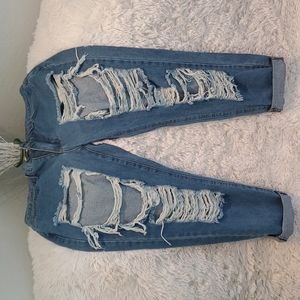 Fashion Nova Distressed Boyfriend Jean's..